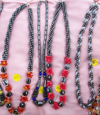 colliers en perle d'hématite, cristaux , perle de couleur où corail .